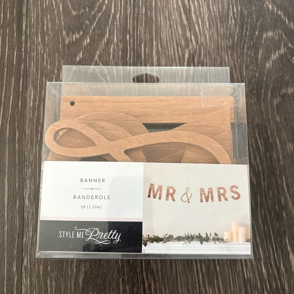 Style Me Pretty Mr & Mrs Wooden Banner